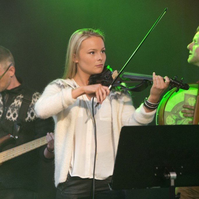 Ungt fólk á Akranesi heldur uppi stemningu á Litlu lopapeysunni.