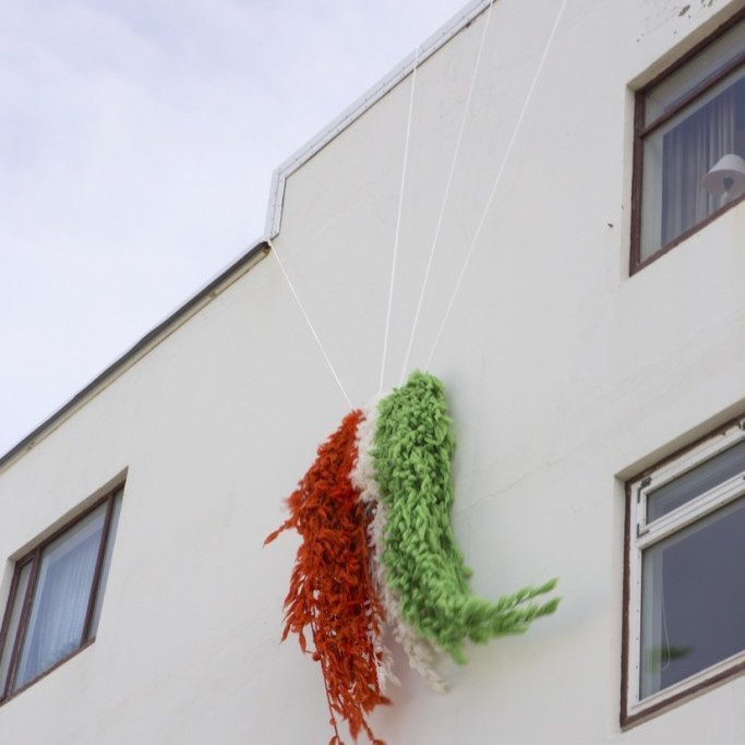 Setningin fólst í afhjúpun á verki GAGA Skorrdal sem er tileinkað Írskum dögum en um risastóra indíána hárkollu í fánalitum Írlands var að ræða.