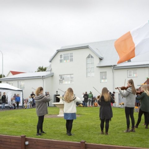 Slitnir strengir spiluðu víðsvegar um Akranes í götugrillum á föstudagskvöldinu