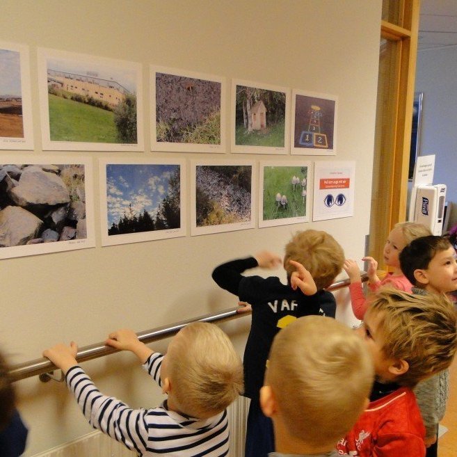 Nemendur frá Vallarseli opna myndlistarsýningu á Höfða.
