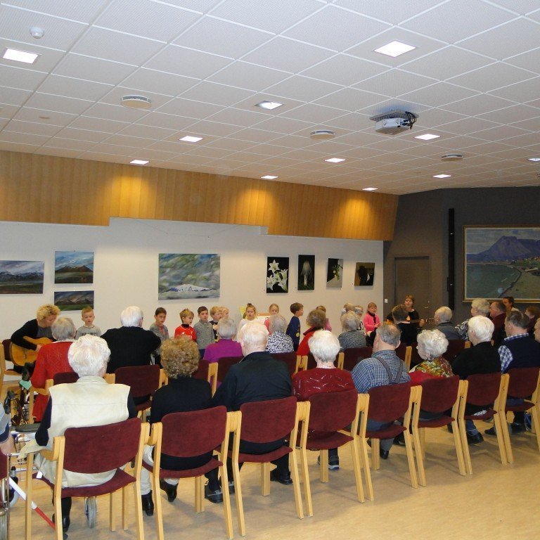 Nemendur frá Vallarseli opna myndlistarsýningu á Höfða.