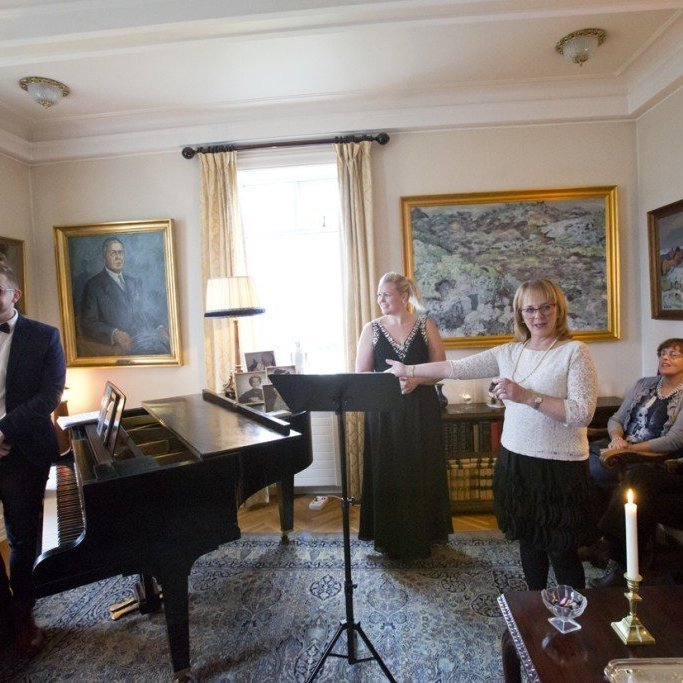 Þau Hanna Þóra sópran söngkona og Birgir Þórisson píanóleikari fluttu fallega tóna.