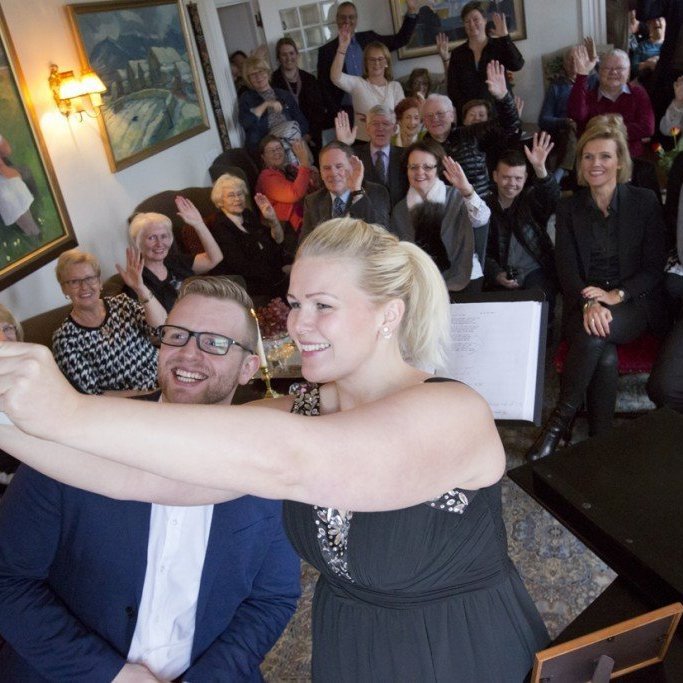 Þau Hanna Þóra sópran söngkona og Birgir Þórisson píanóleikari fluttu fallega tóna.