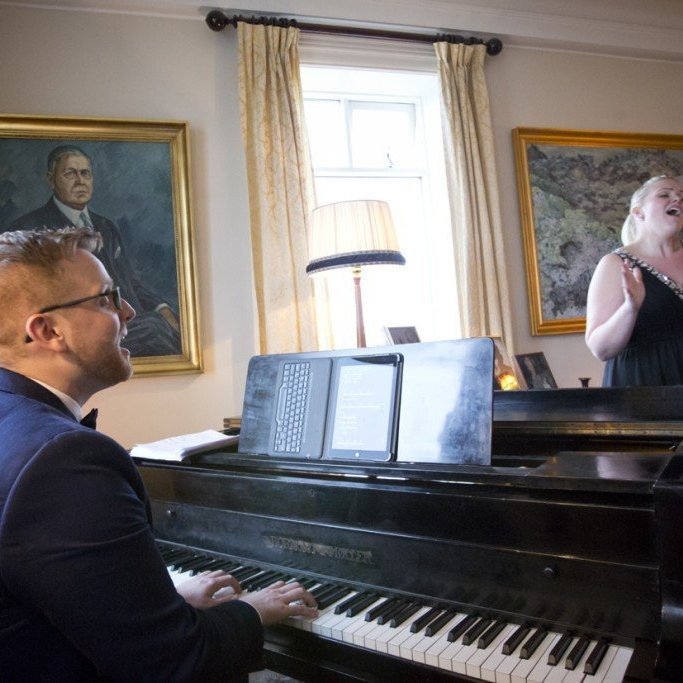 Þau Hanna Þóra sópran söngkona og Birgir Þórisson píanóleikari fluttu fallega tóna.