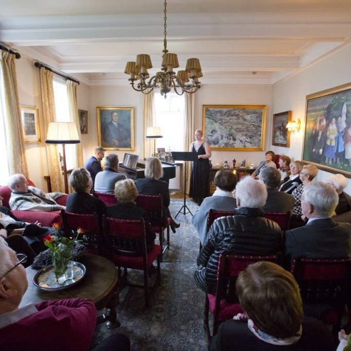 Þau Hanna Þóra sópran söngkona og Birgir Þórisson píanóleikari fluttu fallega tóna.