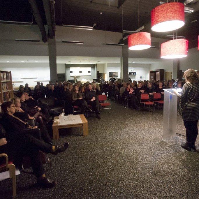 Vel sótt á kvöldið, fjölmenni í sal.