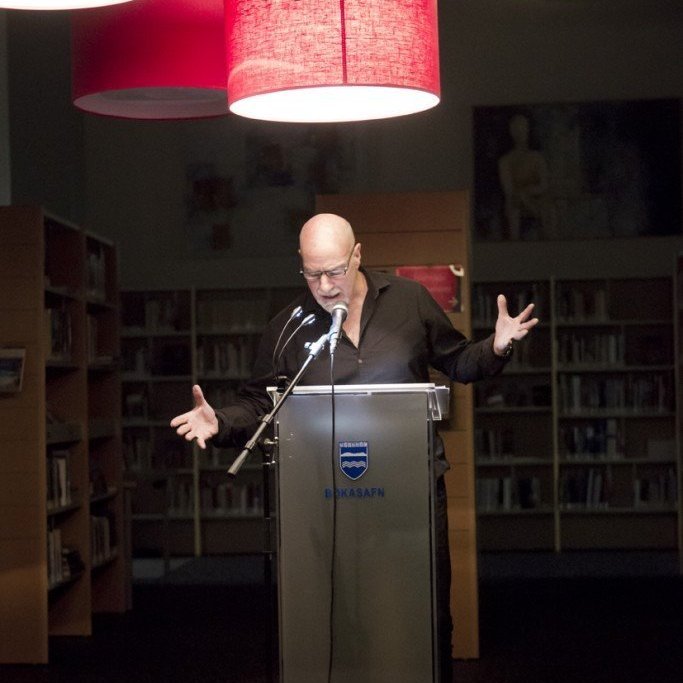 Egill söng út bók sinni af mikilli innlifun.