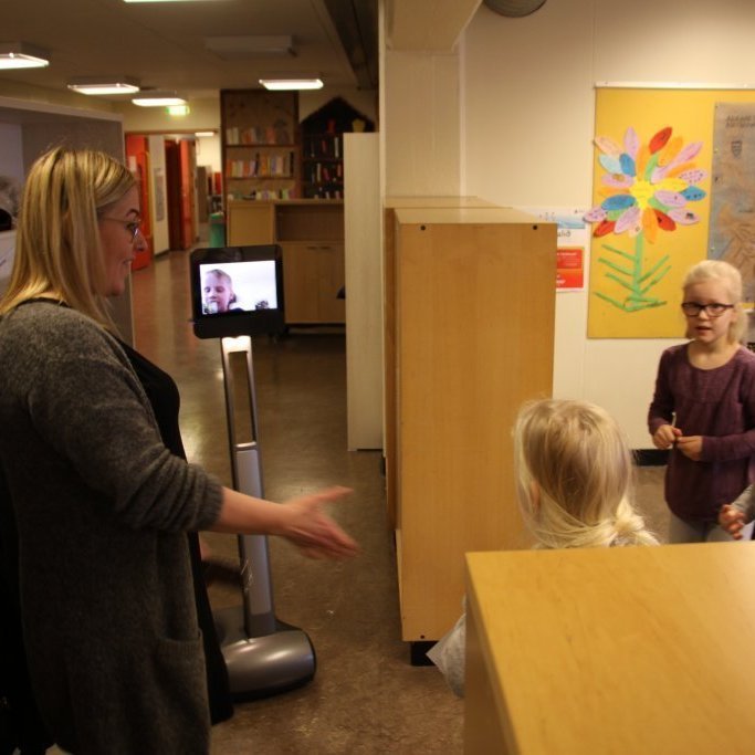 María þroskaþjálfi kynnir vélmennið fyrir nemendum