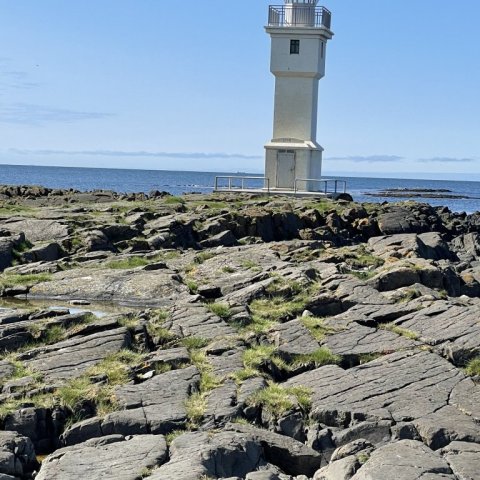 Leiðin að Gamla vitanum – tvö þrep sett upp 