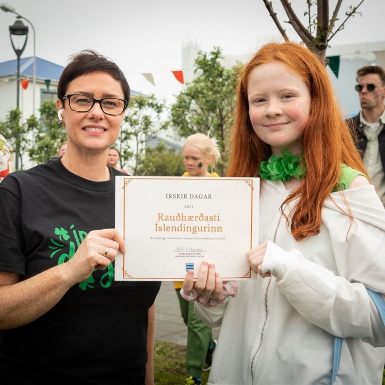 Fríða Kristín viðburðarstýra Akraneskaupstaðar ásamt Vigdísi Birnu, Rauðhærðasta Íslendingnum 2021