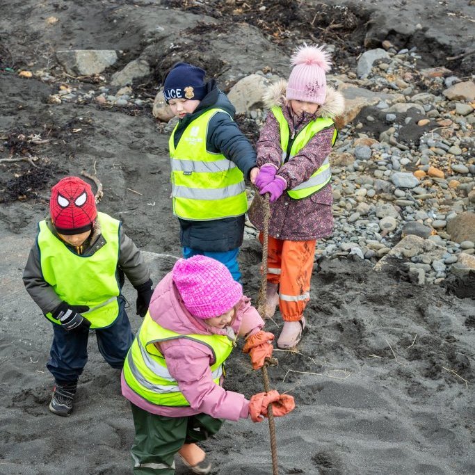Sæskrímsli í Kalmansvík - Unnið af elstu deild leikskólans Garðaseli (2024)
Ljósmynd: Guðni Hannesson