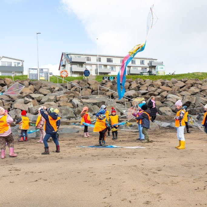 Sæskrímsli á Langasandi - Unnið af elstu deild leikskólans Vallarsel (2024)
Ljósmynd: Guðni Hannesson