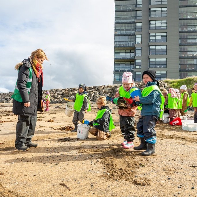 Sæskrímsli á Langasandi við Sólmundarhöfða - Unnið af elstu deild leikskólans Akraseli (2024)
Ljósmynd: Guðni Hannesson