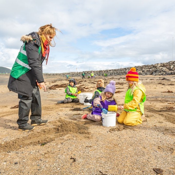 Sæskrímsli á Langasandi við Sólmundarhöfða - Unnið af elstu deild leikskólans Akraseli (2024)
Ljósmynd: Guðni Hannesson