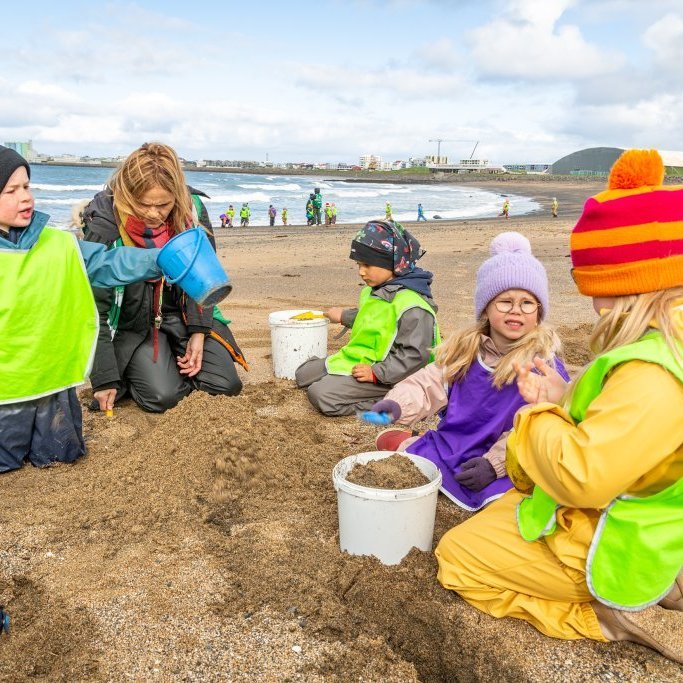 Sæskrímsli á Langasandi við Sólmundarhöfða - Unnið af elstu deild leikskólans Akraseli (2024)
Ljósmynd: Guðni Hannesson