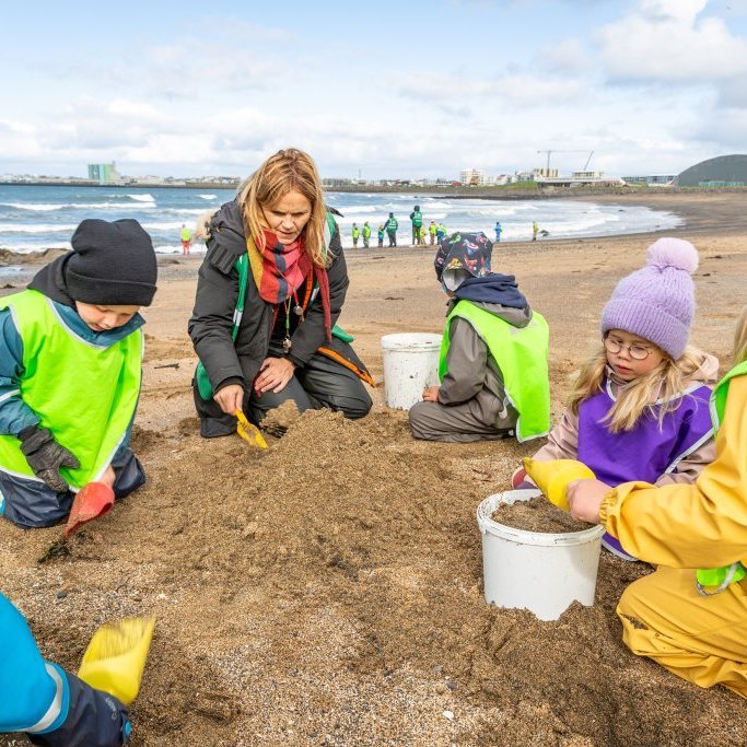 Sæskrímsli á Langasandi við Sólmundarhöfða - Unnið af elstu deild leikskólans Akraseli (2024)
Ljósmynd: Guðni Hannesson