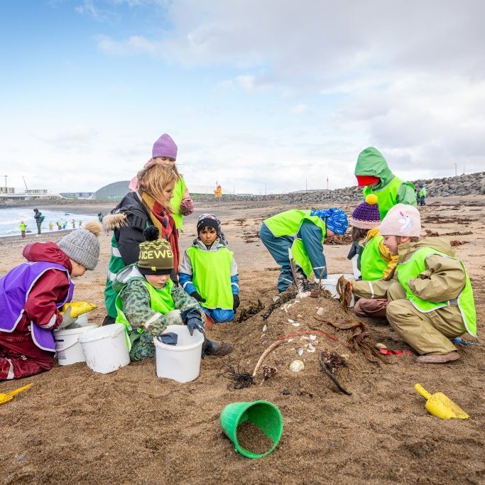Sæskrímsli á Langasandi við Sólmundarhöfða - Unnið af elstu deild leikskólans Akraseli (2024)
Ljósmynd: Guðni Hannesson