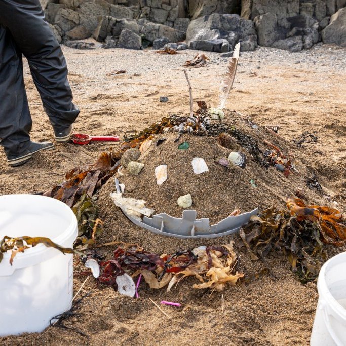 Sæskrímsli á Langasandi við Sólmundarhöfða - Unnið af elstu deild leikskólans Akraseli (2024)
Ljósmynd: Guðni Hannesson