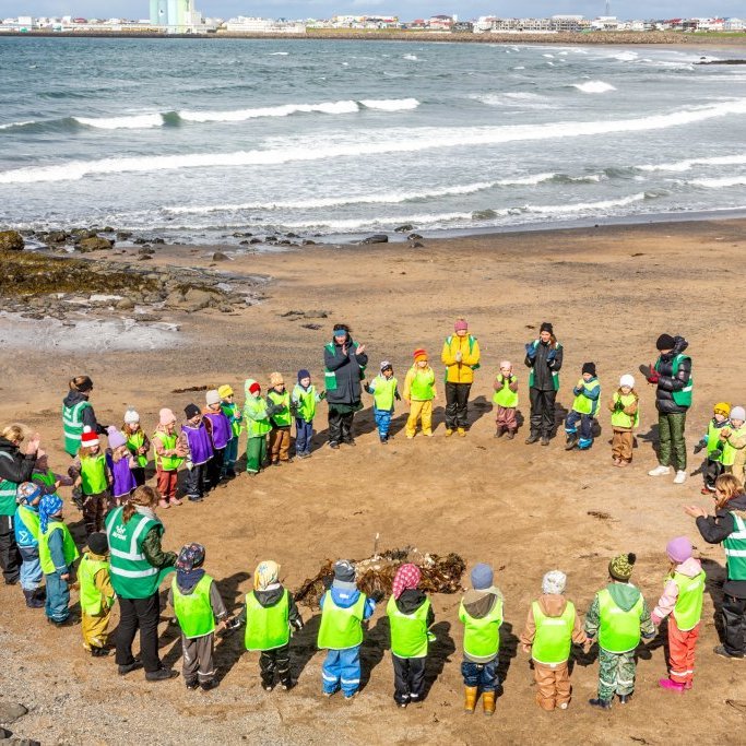 Sæskrímsli á Langasandi við Sólmundarhöfða - Unnið af elstu deild leikskólans Akraseli (2024)
Ljósmynd: Guðni Hannesson