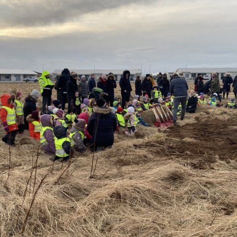 Fjölmennt var við skóflustunguna