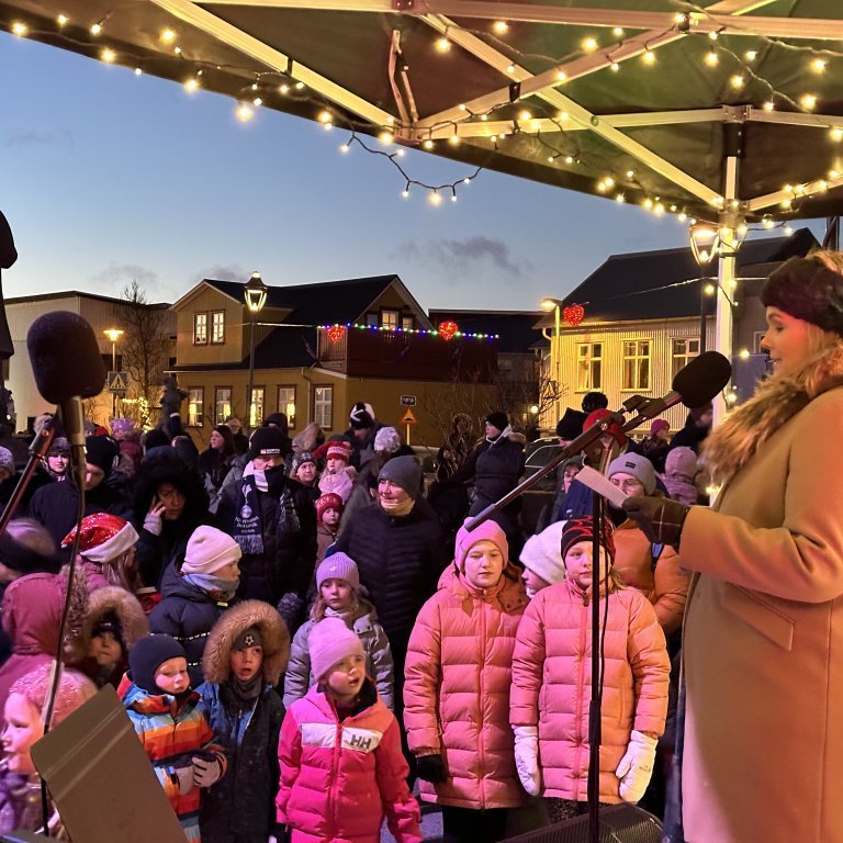 Liv Åse Skarstad hélt hátíðlega ræðu og taldi niður tendrun jólaljósanna með elstu deild Teigasels sem tendruðu ljósin árið 2024.