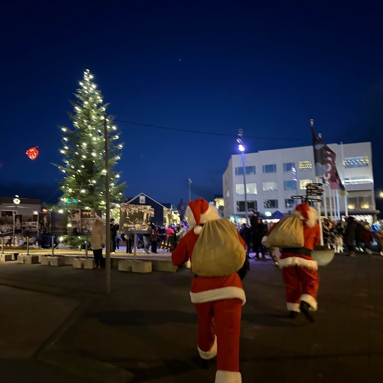 Jólasveinarnir mættu á svæðið og kættu börnin með söng og mandarínum