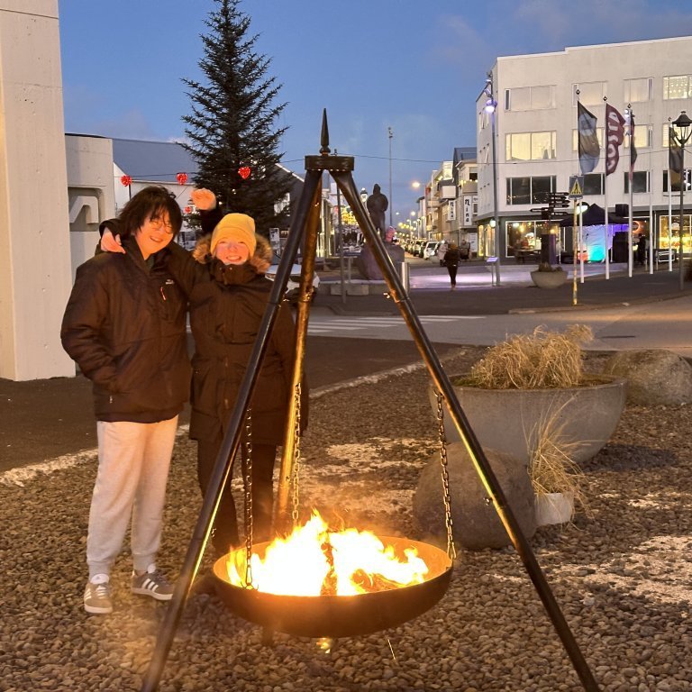 Skátarnir bjuggu til huggulega stemnningu og kveiktu lítið bál. Lyktin og hlýjan hátíðleg.