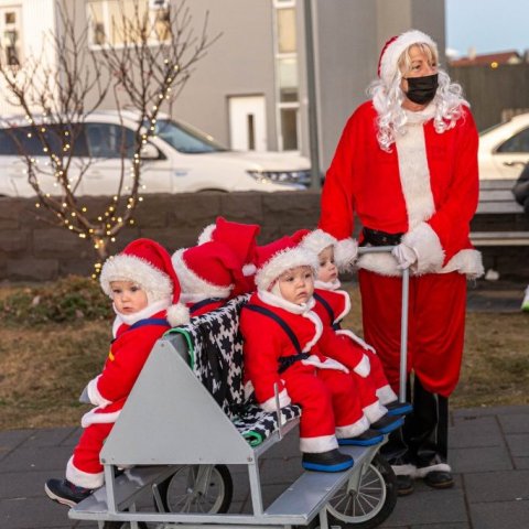 Magný G. Þórarinsdóttir dagmóðir ásamt börnum 