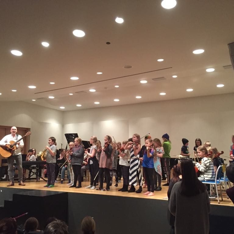 Krakkar úr 3-4 bekk á tónleikum.