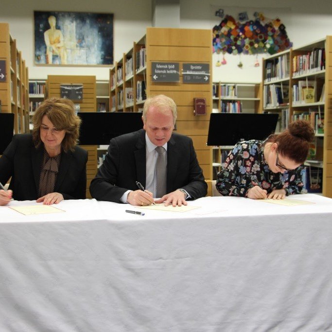 Regína, Illugi og Sylvía undirrita sáttmálann.
