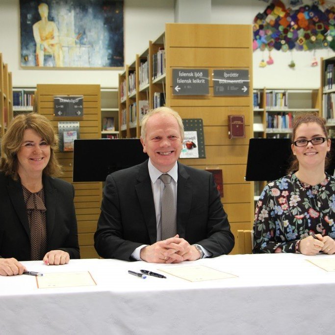 Regína, Illugi og Sylvía undirrita sáttmála milli ríkis og Akraneskaupstaðar.