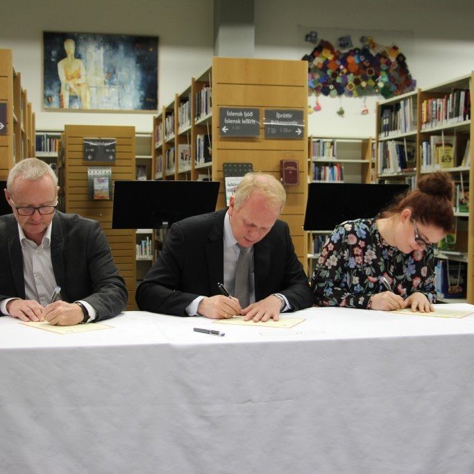 Skúli, Illugi og Sylvía undirrita sáttmála milli ríkis og Hvalfjarðarsveitar.