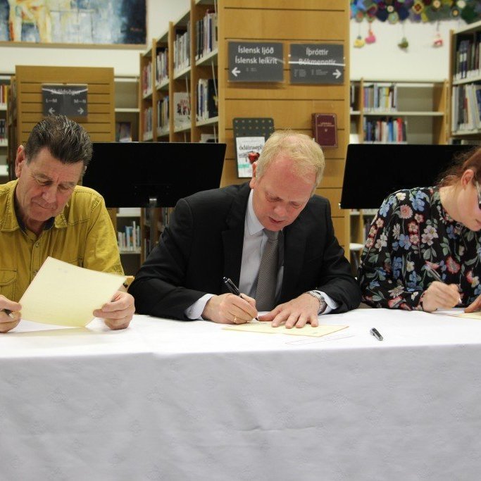Árni,  Illugi og Sylvía undirrita sáttmála milli ríkis og Skorradalshrepps.