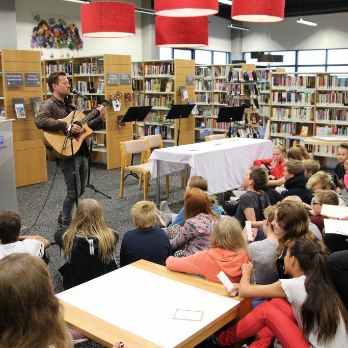 Ingó veðurguð flytur lagið Það er gott að lesa.