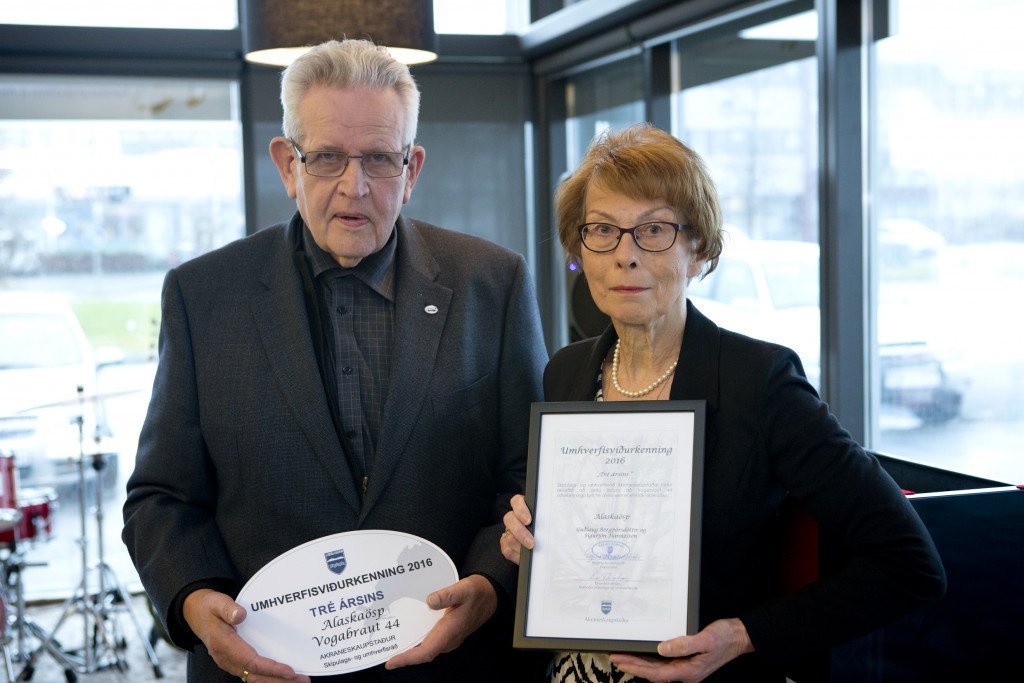 Guðlaug Bergþórsdóttir og Sigurjón Hannesson fengu umhverfisverðurkenningu fyrir tré ársins. 