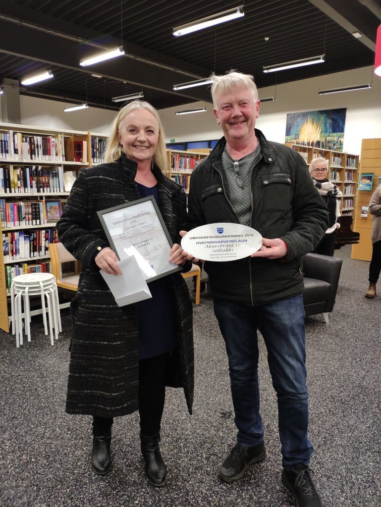 Fjóla Guðmundsdóttir og Árni Þór Traustason taka við viðurkenningu fyrir Akursbraut 17.