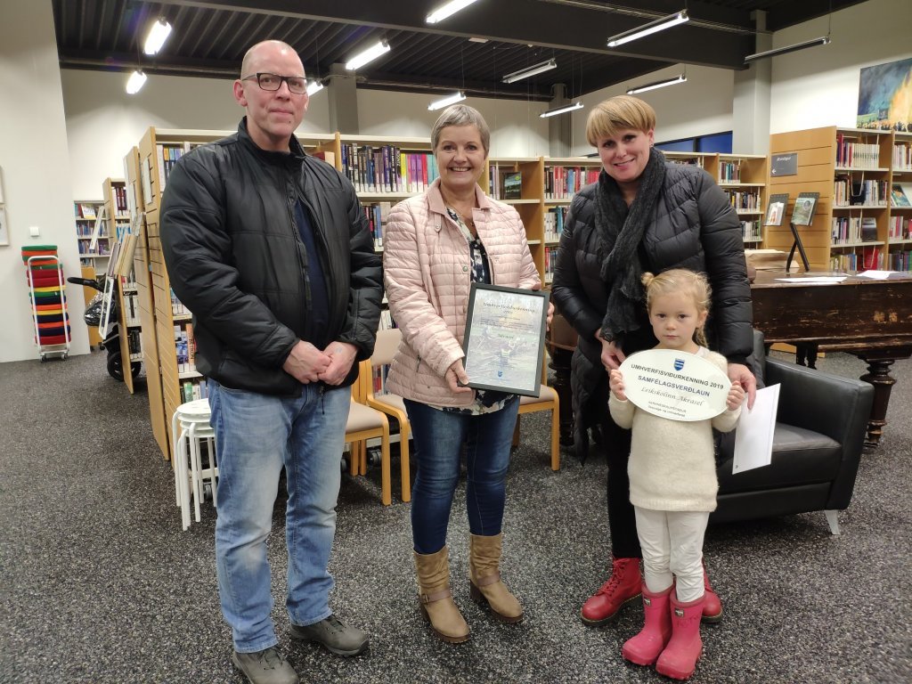 Umhverfisnefnd Akrasels tekur við samfélagsviðurkenningu í umhverfismálum.  