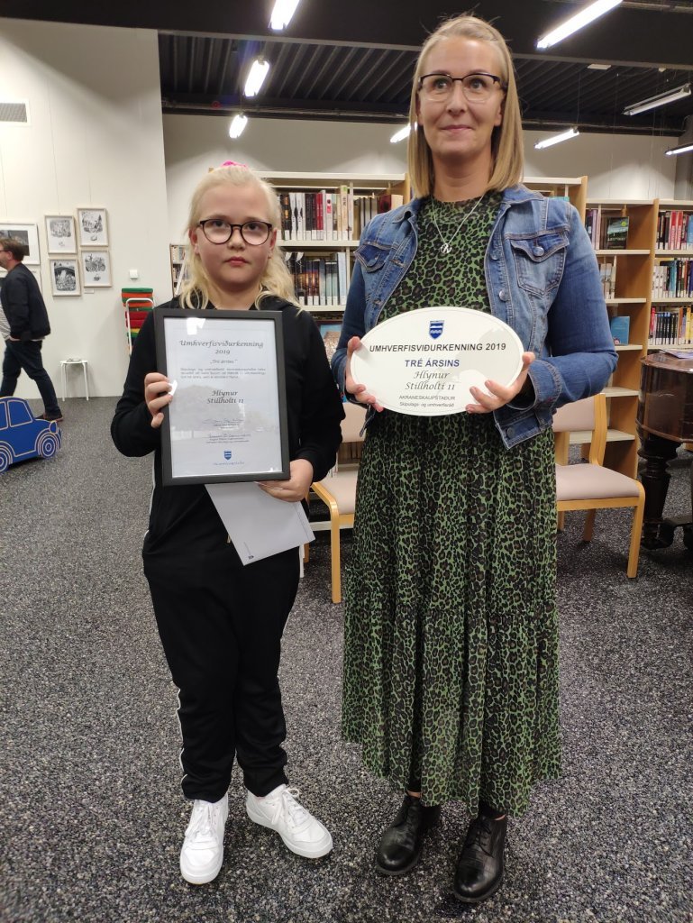 Kristín Ragnarsdóttir tekur við viðurkenningu fyrir tré ársins að Stillholti 11.