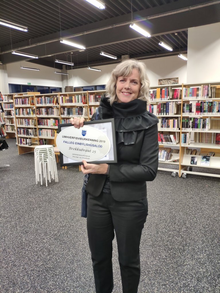 Þóra Þórðardóttir tekur við viðurkenningu í flokknum Einbýlishúsalóð fyrir lóð sína við Brekkbraut 25.