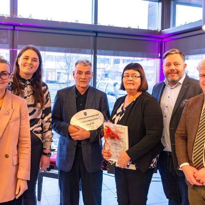 Sigurbjörg Kristín Jónsdóttir og Daníel Haraldsson fyrir miðju ásamt skipulags- og umhverfisráði og bæjarstjóra