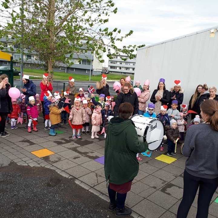 Flottir krakkar í skrúðgöngu