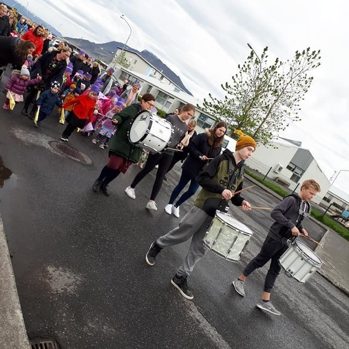 Trommusláttur í skrúðgöngu