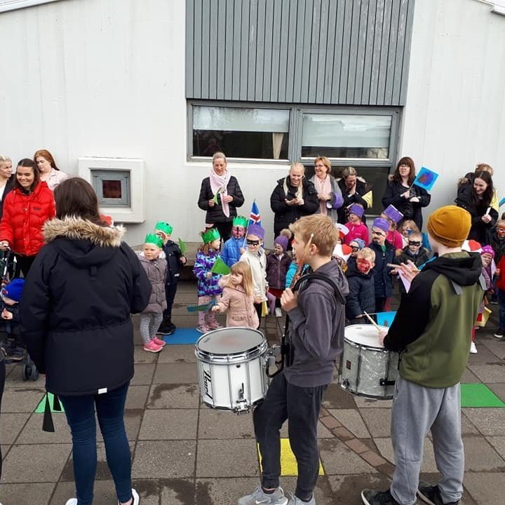 Allir glaðr og kátir