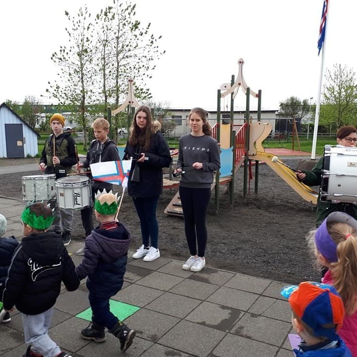 Krakkar úr Brekkubæjarskóla gengu fyrir skrúðgöngunni