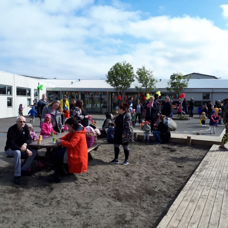 Afmælisveisla í góða veðrinu