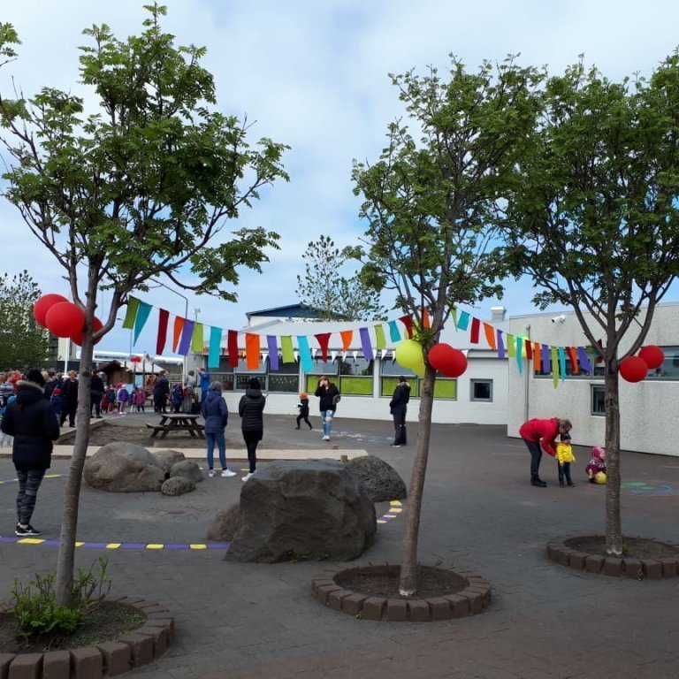 Garðurinn skreyttur