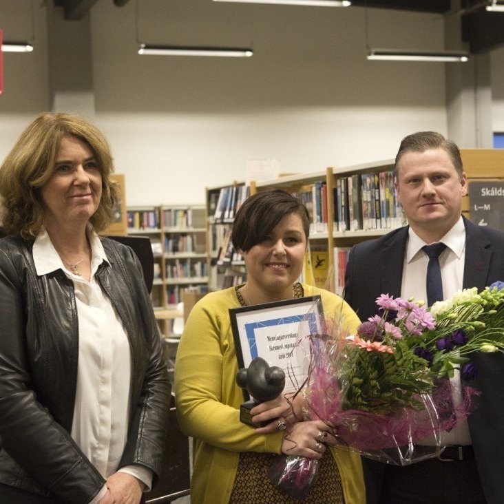 Regína Ásvaldsdóttir bæjarstjóri, Heiðrún Hámundadóttir og Ingþór Bergmann Þórhallsson formaður menningarmálanefndar.
Ljósmyndarar: Guðni Hannesson og Ágústa Friðriksdóttir.