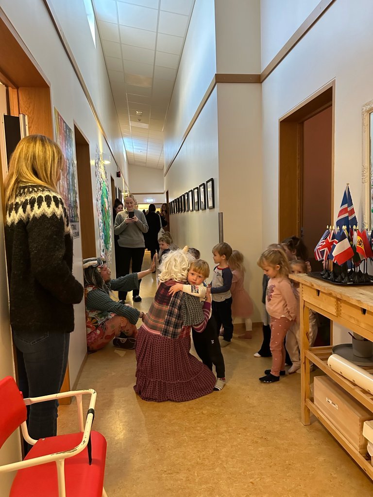 Leikhópurinn Lotta heimsótti alla leikskóla á Akranesi í tilefni Vökudaga