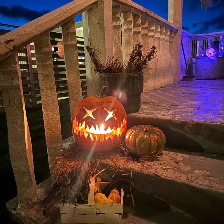 Á Akranesi taka fjöldi fólks þátt í grikk eða gott, metnaðarfullar skreytingar víðsvegar um bæinn og mikið af kátum krökkum á vappi.