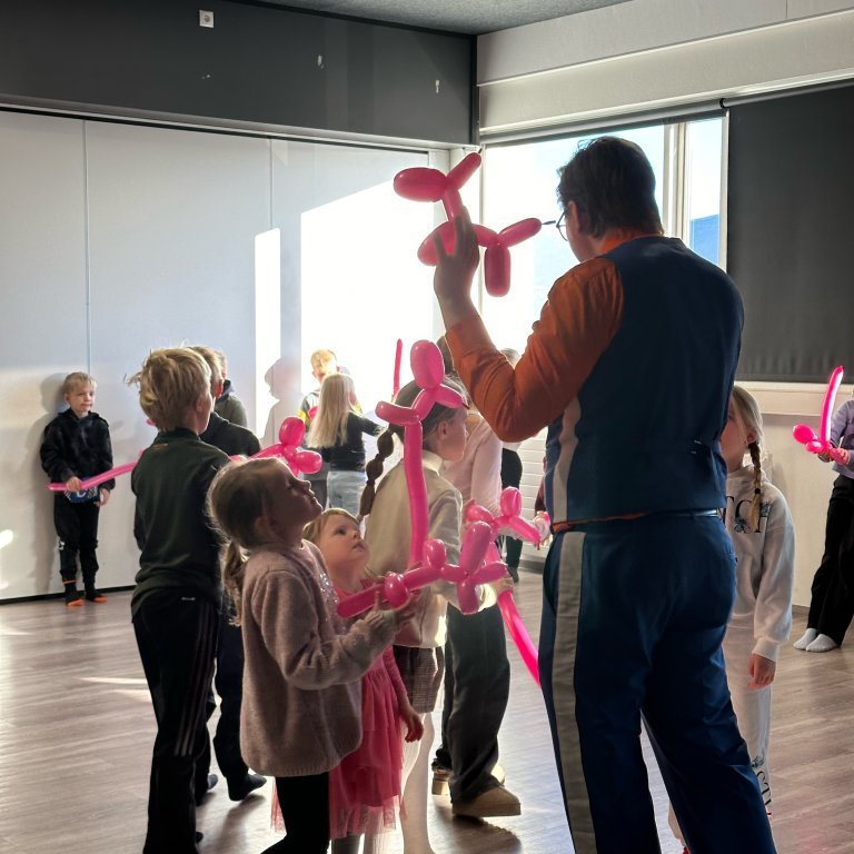 Blaðrarinn kenndi rúmlega 50 krökkum að búa til blöðrudýr á skemmtilegu námskeiði